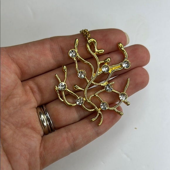 Elegant Gold tone Necklace with Crystal Accents on pendant - Picture 7 of 8